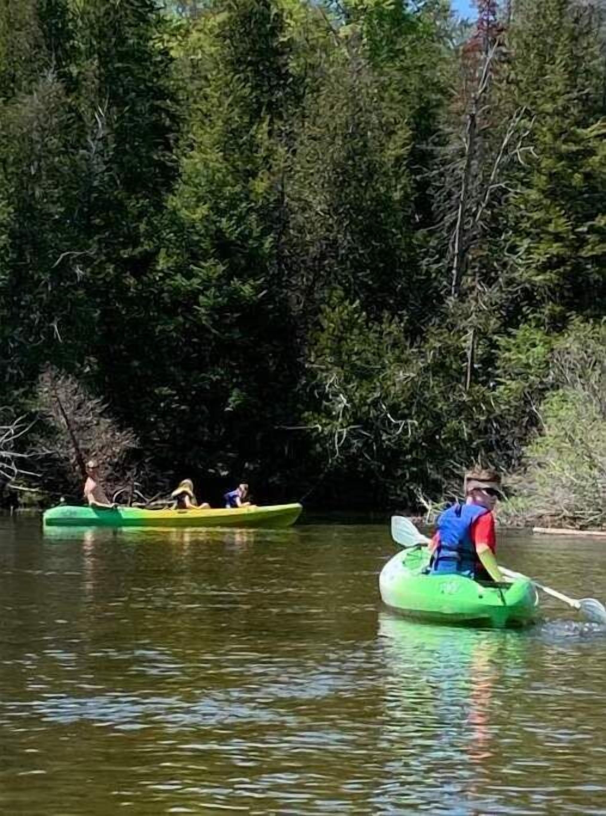 Un río tranquilo con kayaks.