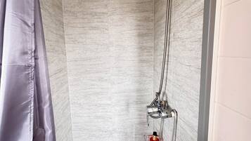 Chuveiro, secador de cabelo, toalhas de banho, sabonete