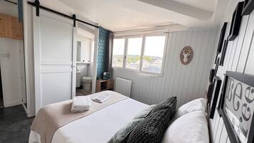 1 quarto, ferros/tábuas de passar roupa, berço de viagem