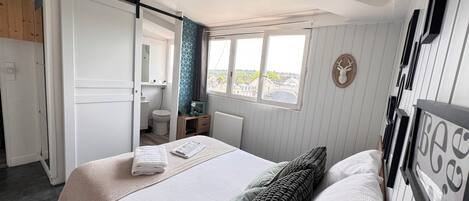 1 bedroom, iron/ironing board, travel cot, free WiFi