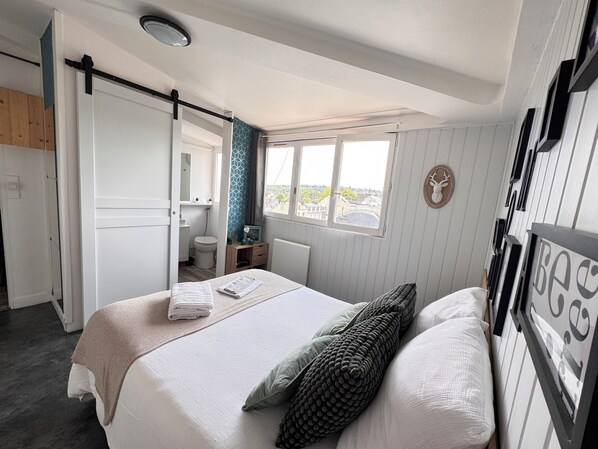 1 bedroom, iron/ironing board, travel crib, free WiFi - Cocoonlis, Charmant 2 Pièces au Cœur de la Ville Avec vue sur la Basilique (Lisieux)