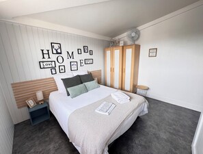 1 quarto, ferros/tábuas de passar roupa, berço de viagem