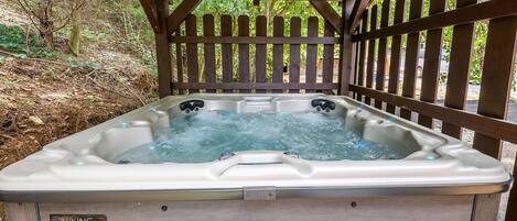 Outdoor spa tub