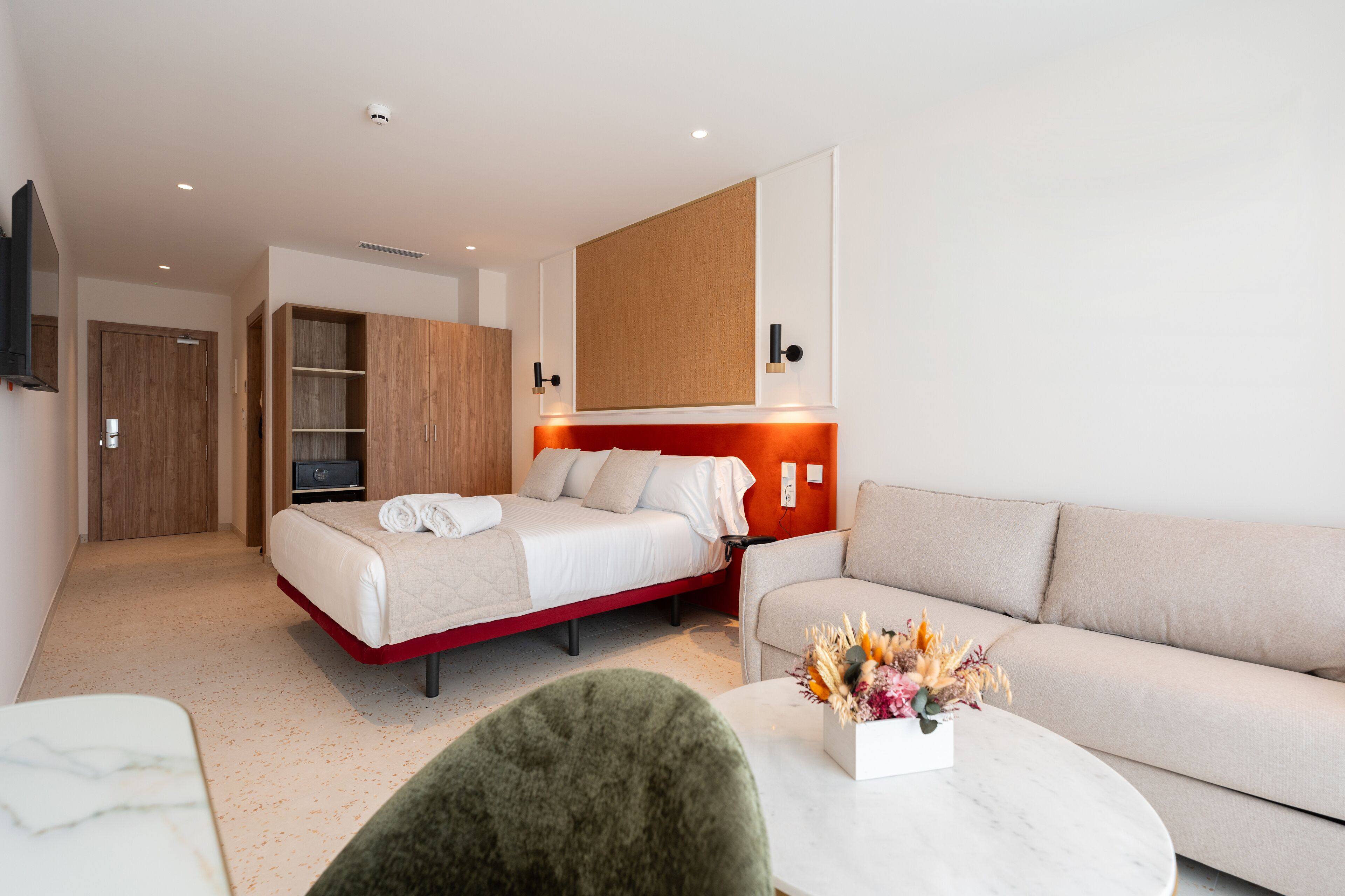 Minibar, caja fuerte, sistema de insonorización y wifi gratis