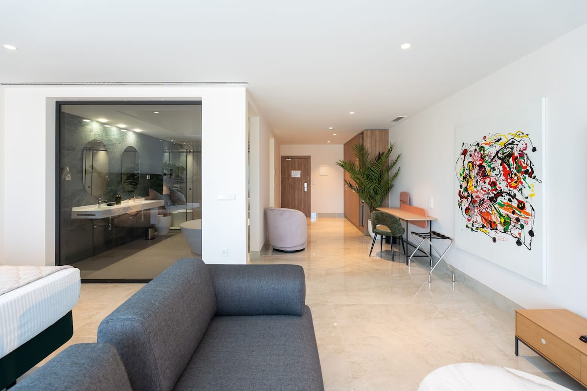 2 habitaciones, minibar y caja de seguridad en la habitación