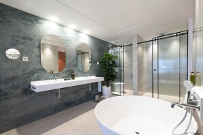 Kostenlose Toilettenartikel, Haartrockner, Handtücher, Shampoo