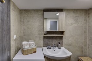 Asciugacapelli, asciugamani, sapone, shampoo