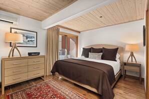 2 dormitoris, planxa i posts de planxar i un bressol de viatge 