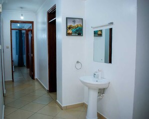 Shower, soap, shampoo, toilet paper - 3 bedrooms Nyali fifth Avenue

 (Mombasa)
