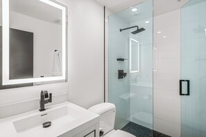 Bruser, hårtørrer, håndklæder