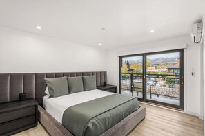 3 habitaciones, tabla de planchar con plancha y cuna de viaje