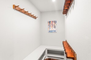 Interior - North Of Nell, Unit 2j (Aspen)