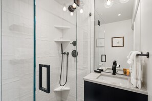 Douche, séchoir à cheveux, serviettes fournies