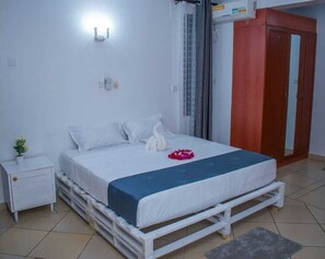 2 bedrooms, iron/ironing board, WiFi, bed sheets