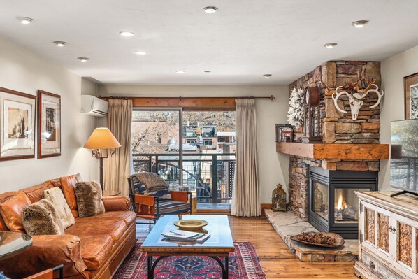 Smart TV, fireplace - North Of Nell, Unit 3i (Aspen)