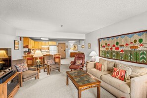 Smart TV, fireplace - North Of Nell, Unit 3L (Aspen)