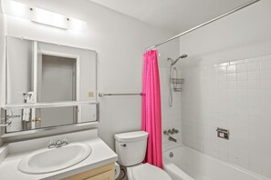 Douche, sĂšche-cheveux, serviettes fournies