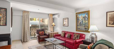 Una Smart TV, una chimenea