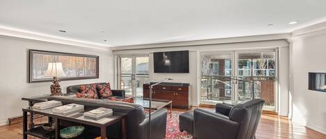 Smart TV, caminetto, lettore DVD