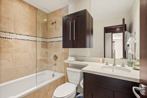 Regadera, secadora de cabello, toallas 