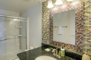 Sèche-cheveux, serviettes fournies, savon, papier toilette