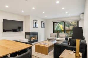 Télévision, cheminée