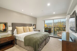 3 habitaciones, tabla de planchar con plancha y cuna de viaje