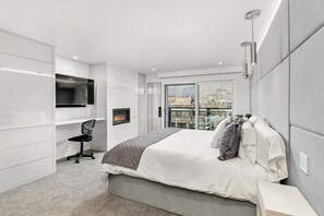 2 slaapkamers, een bureau, een strijkplank/strijkijzer, reisbedje