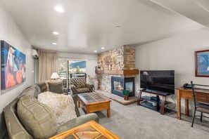 Smart TV, fireplace - North Of Nell, Unit 4l (Aspen)