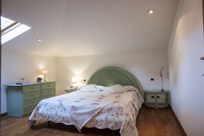 5 habitaciones, tabla de planchar con plancha, wifi y ropa de cama 
