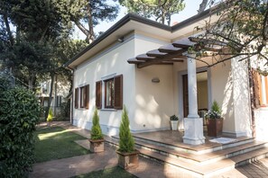 Exterior - Luxury Villa in Versilia 150 meters from the sea. 5 Rooms, A/C and wi-fi (Marina di Pietrasanta)