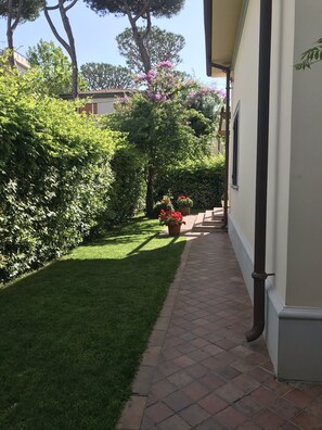 Property grounds - Luxury Villa in Versilia 150 meters from the sea. 5 Rooms, A/C and wi-fi (Marina di Pietrasanta)