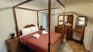 Deluxe Family Suite | 3 bedrooms, desk, soundproofing, free WiFi