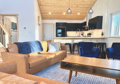 Lakeside Lookout, Brand New Build on Private Lake! 