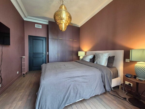 1 habitación, tabla de planchar con plancha, wifi y ropa de cama 