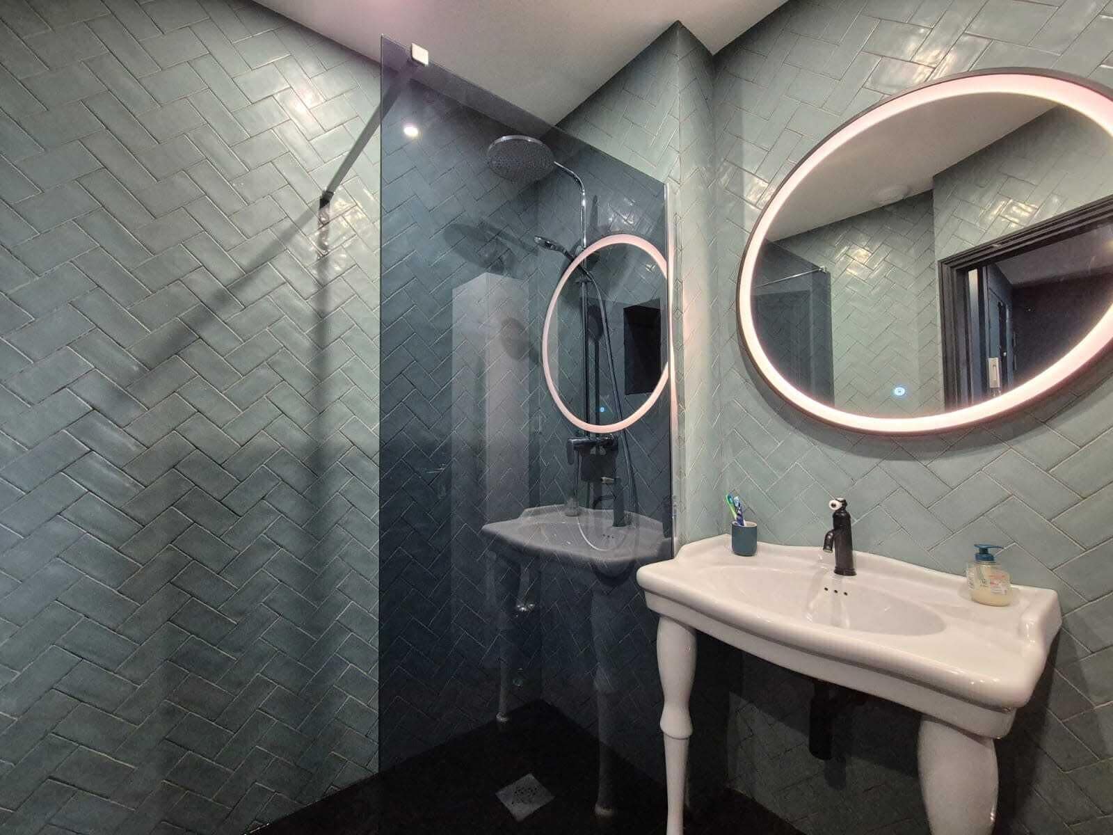 Sèche-cheveux, serviettes fournies