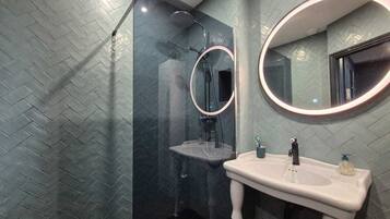 Sèche-cheveux, serviettes fournies