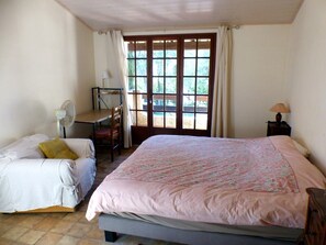 3 bedrooms, iron/ironing board, WiFi, bed sheets