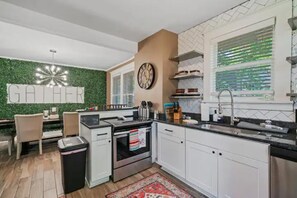 Fridge, microwave, oven, stovetop - Spacious 7 bed duplex with two firepits & pool table, 10 minutes from Beale St. (Memphis)