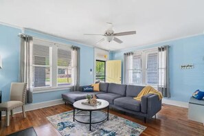 Smart TV, books - Spacious 7 bed duplex with two firepits & pool table, 10 minutes from Beale St. (Memphis)