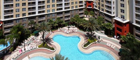 Una piscina techada, una piscina al aire libre