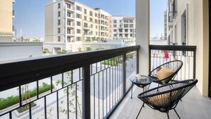 A balcony with a view of a multi-story residential building. - Stylish 2BR in La Rive 2 (Dubai)
