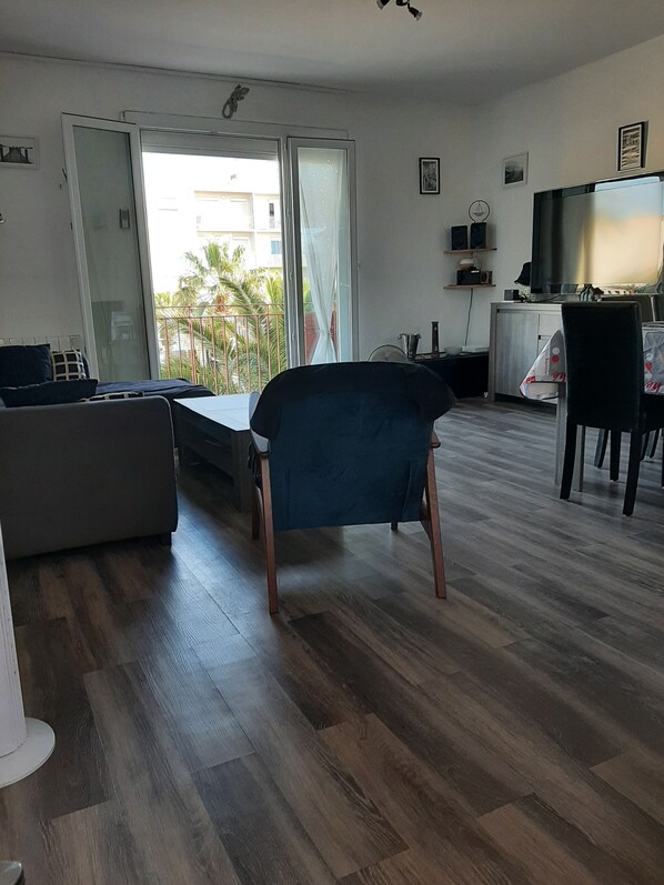 TV, lettore DVD, impianto stereo
