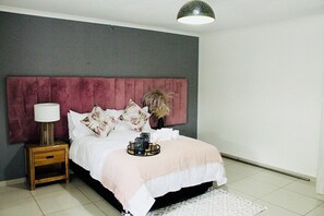 1 bedroom, free WiFi, bed sheets - Remarkable 1-bed Apartment in Sandton (Johannesburg)