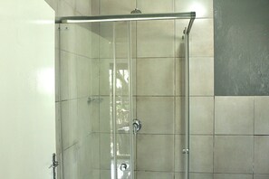 Bathroom - Charming 1-bed Apartment in Sandton (Johannesburg)