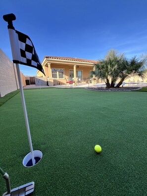Sports court - Beautiful Desert Oasis Home with pool located close to major
Phoenix amenities. (Goodyear)