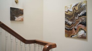 Una escalera con balaustres blancos y barandilla de madera.