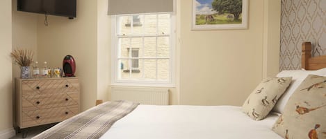 Habitación doble clásica, baño en la habitación (first floor) | Cortinas blackout, tabla de planchar con plancha y wifi gratis