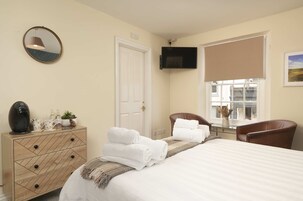 Cortinas blackout, tabla de planchar con plancha y wifi gratis 