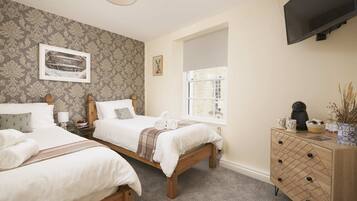 Classic Twin Room, Ensuite (first floor) | Blackout drapes, iron/ironing board, free WiFi